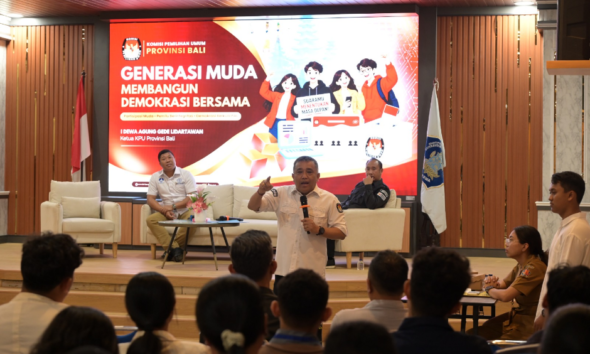 Ketua KPU Provinsi Bali I Dewa Agung Gede Lidartawan memberikan materi pada Focus Group Discussion bersama Organisasi Kemasyarakatan Pemuda se-Kabupaten Buleleng, Kamis (31/8/2026).