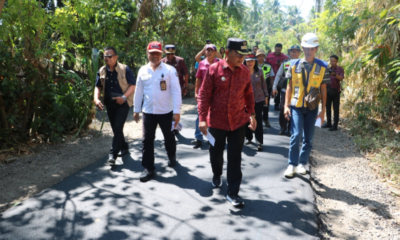 Bupati Buleleng I Nyoman Sutjidra meninjau progres pengerjaan proyek peningkatan ruas Jalan Bukti-Tunjung, Selasa (1/9).