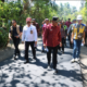 Bupati Buleleng I Nyoman Sutjidra meninjau progres pengerjaan proyek peningkatan ruas Jalan Bukti-Tunjung, Selasa (1/9).