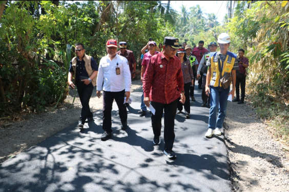 Bupati Buleleng I Nyoman Sutjidra meninjau progres pengerjaan proyek peningkatan ruas Jalan Bukti-Tunjung, Selasa (1/9).