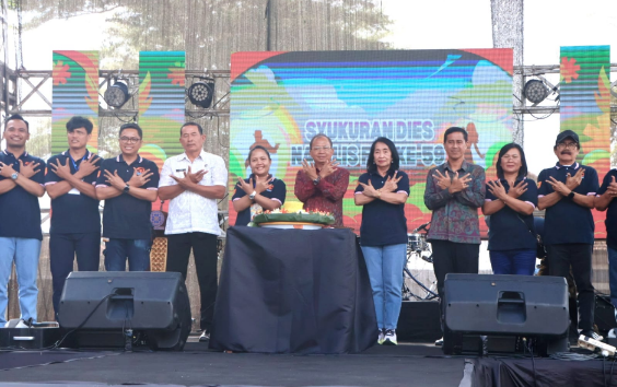 Gubernur Bali Wayan Koster menghadiri Puncak Dies Natalis ke-59 Fakultas Ekonomi dan Bisnis Universitas Udayana di halaman kampus setempat, Selasa (1/9/2026).