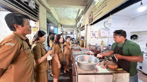 Kepala Dinas Perikanan dan Ketahanan Pangan Kota Denpasar Ni Luh Putu Rini Styasih memantau stok dan harga pangan di Pasar Kreneng dan CV Sumber Pangan, Rabu (2/9/2026).