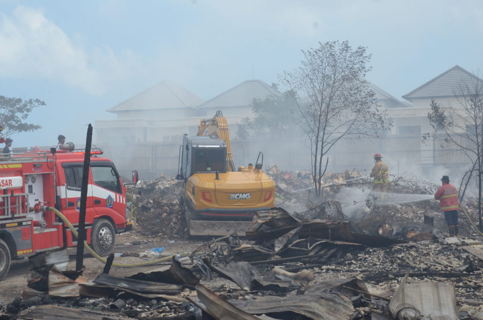 Dinas Pemadam Kebakaran dan Penyelamatan Kota Denpasar melakukan pemadaman api di lokasi pasca kebakaran Jalan Nakula, Desa Pemecutan Klod, Rabu (2/9/2026).