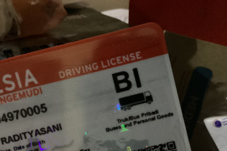 Contoh bentuk Surat Izin Mengemudi (SIM) golongan B I yang digunakan untuk mengemudikan kendaraan besar.