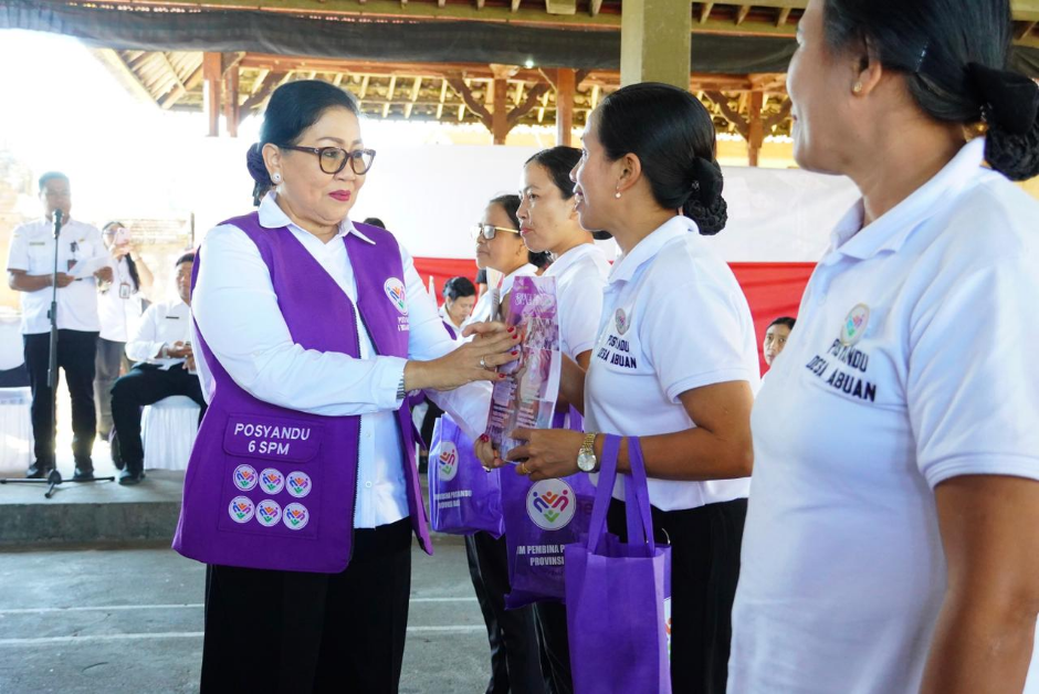 Ketua TP Posyandu Provinsi Bali Ny. Putri Suastini Koster menyerahkan bantuan saat aksi sosial Membina dan Berbagi bagi kader Posyandu di Kabupaten Bangli, Rabu (2/9).