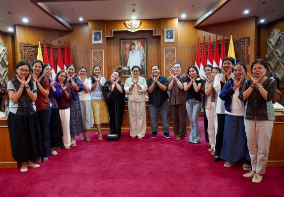 Ny. Putri Koster memimpin rapat persiapan keikutsertaan Dekranasda Provinsi Bali dalam Pameran Kriyanusa 2026 di Gedung Kertha Sabha, Denpasar, Rabu (2/9).