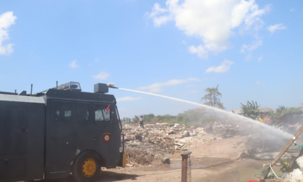 Personel Polresta Denpasar mengerahkan unit water cannon Sat Samapta untuk membantu pemadaman dan pendinginan pasca kebakaran di Jalan Nakula, Rabu, 2 September 2026.