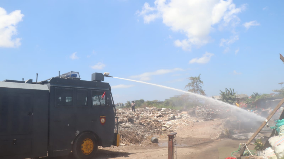 Personel Polresta Denpasar mengerahkan unit water cannon Sat Samapta untuk membantu pemadaman dan pendinginan pasca kebakaran di Jalan Nakula, Rabu, 2 September 2026.
