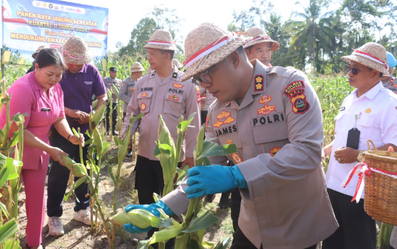 Kapolres Gianyar AKBP James I. S. Rajagukguk melaksanakan Panen Raya Jagung Serentak Kuartal II Tahun 2026 di Banjar Tarukan Kelod, Desa Pejeng Kaja, Kecamatan Tampaksiring, Rabu (2/9/2026).