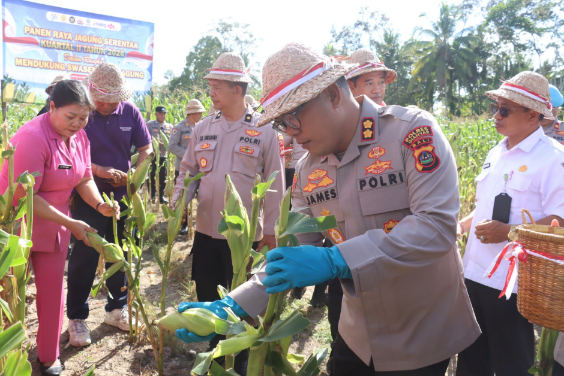 Kapolres Gianyar AKBP James I. S. Rajagukguk melaksanakan Panen Raya Jagung Serentak Kuartal II Tahun 2026 di Banjar Tarukan Kelod, Desa Pejeng Kaja, Kecamatan Tampaksiring, Rabu (2/9/2026).