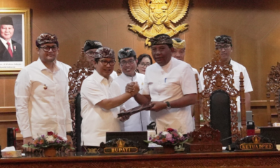 Bupati Badung I Wayan Adi Arnawa bersama Wakil Bupati Bagus Alit Sucipta saat mengikuti Rapat Paripurna DPRD Kabupaten Badung membahas Perubahan APBD 2026 di Ruang Sidang Utama Gosana, Kamis (3/9).