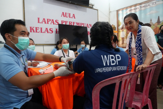 Bunda PAUD Kabupaten Badung Nyonya Rasniathi Adi Arnawa saat menghadiri Safari Kesehatan dan peluncuran program SIGAP EMAS di Lapas Perempuan Kelas IIA Kerobokan, Kamis (3/9).