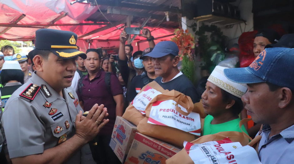Kapolresta Denpasar Kombes Pol. Leonardo D. Simatupang menyerahkan bantuan sembako kepada warga korban kebakaran di Jalan Nakula, Gang Jatayu, Desa Pemecutan Kelod, Denpasar Barat, Rabu (2/9/2026).