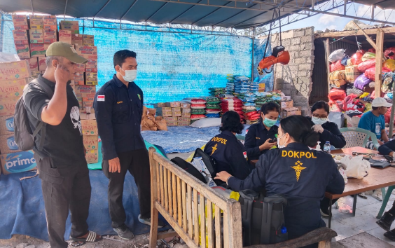 Petugas Dokkes Polresta Denpasar bersama tenaga kesehatan UPTD Puskesmas 3 Denpasar Barat memeriksa kesehatan warga korban kebakaran di Posko Pengungsian Mushola Al-Ikhlas, Jalan Nakula, Kamis (3/9/2026).