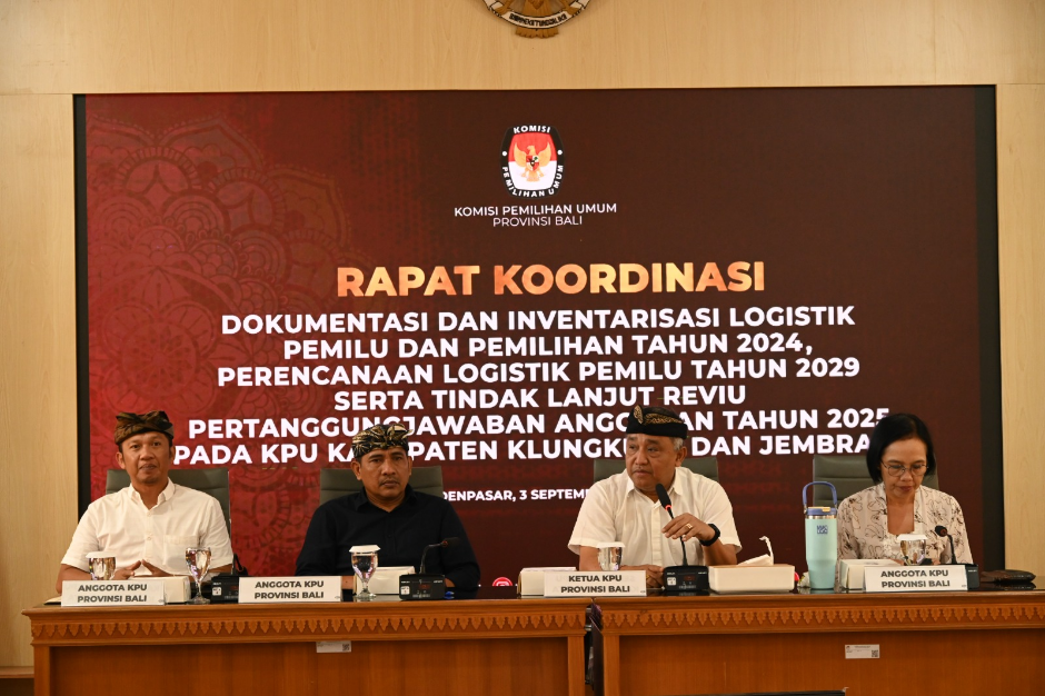 Ketua KPU Provinsi Bali I Dewa Agung Gede Lidartawan saat membuka Rapat Koordinasi Inventarisasi Logistik Pemilu 2024 dan Perencanaan Pemilu 2029 di Ruang Rapat KPU Provinsi Bali, Kamis (3/9/2026).