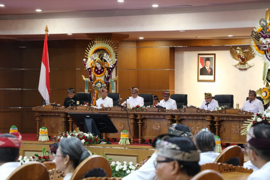 Ketua DPRD Provinsi Bali Dewa Made Mahayadnya memimpin Sidang Paripurna Istimewa Ke-47 DPRD Bali dalam rangka peringatan Hari Jadi Ke-68 Provinsi Bali, didampingi Gubernur Bali Wayan Koster, di Ruang Sidang Utama Kantor DPRD Provinsi Bali, Denpasar, Jumat (14/8/2026).