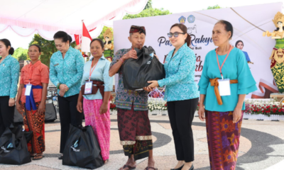 Sekretaris I TP PKK Kota Denpasar Ny. Ayu Kristi Arya Wibawa menyerahkan bingkisan saat menghadiri Pasar Rakyat Berbelanja dan Berbagi di Taman Budaya Kapten A.A. Made Karang Candra Buana, Kabupaten Karangasem, Jumat (4/9/2026).