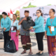 Sekretaris I TP PKK Kota Denpasar Ny. Ayu Kristi Arya Wibawa menyerahkan bingkisan saat menghadiri Pasar Rakyat Berbelanja dan Berbagi di Taman Budaya Kapten A.A. Made Karang Candra Buana, Kabupaten Karangasem, Jumat (4/9/2026).