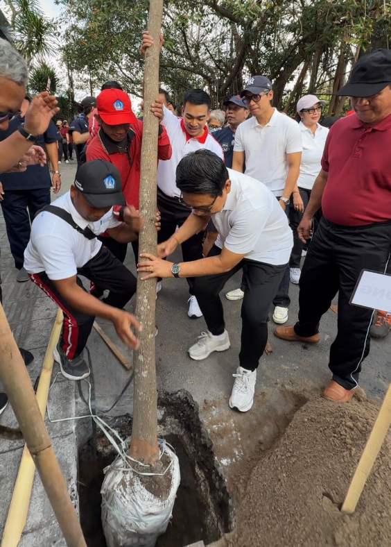 Bupati Badung I Wayan Adi Arnawa bersama Ketua TP PKK Kabupaten Badung Ny. Rasniathi Adi Arnawa memimpin aksi penanaman pohon di sepanjang koridor Jalan Batu Mejan, Desa Canggu, Kuta Utara, Jumat (4/9/2026).