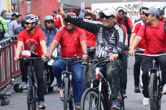 Bupati Tabanan I Komang Gede Sanjaya bersepeda bersama komunitas meninjau progres pembangunan Tugu Singasana dan penataan kawasan perkotaan Tabanan, Jumat (4/9/2026).