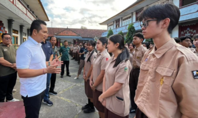 Bupati Jembrana I Made Kembang Hartawan memberikan arahan saat menemui lima siswa SMAN 1 Negara yang akan mengikuti International Essay Competition di Malaysia, Jumat (4/9/2026).