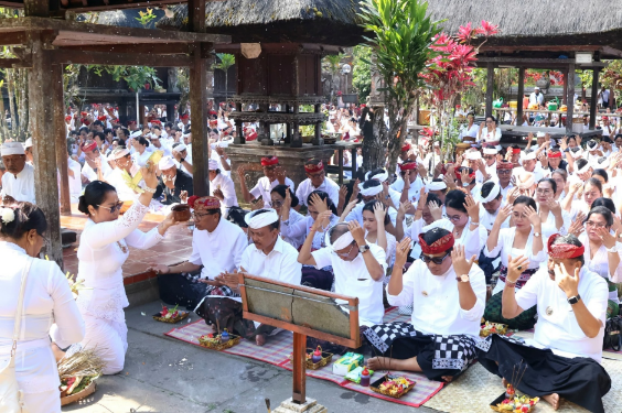 Bupati Tabanan I Komang Gede Sanjaya bersama Wakil Bupati I Made Dirga dan Gubernur Bali Wayan Koster sembahyang Tumpek Uye di Pura Luhur Batukau