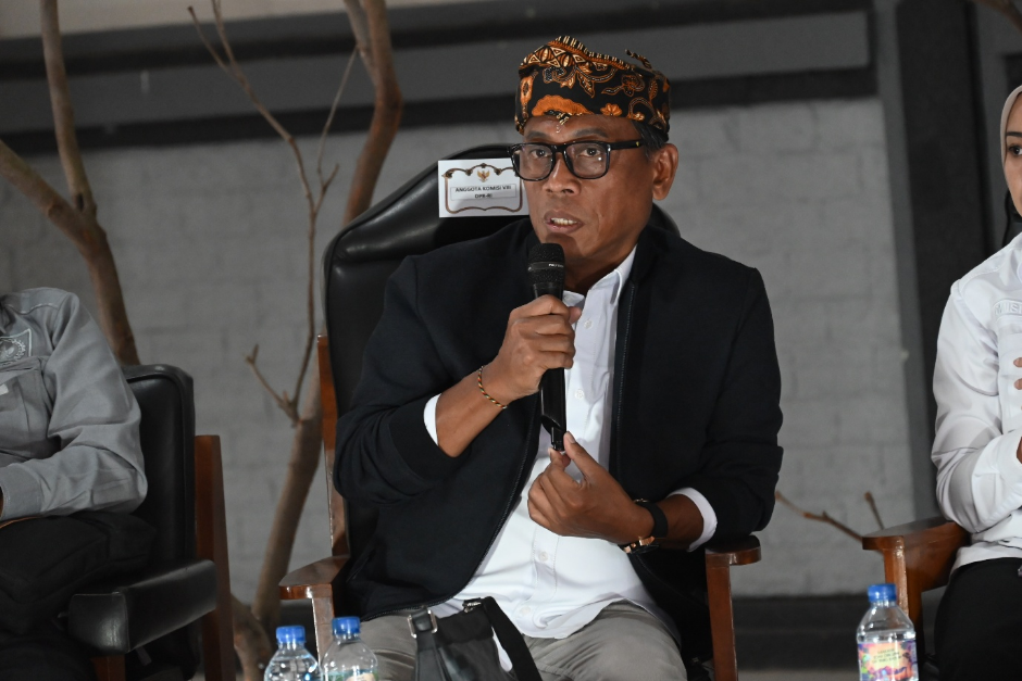Anggota Komisi VIII DPR RI I Ketut Kariyasa Adnyana bersama tim kunjungan kerja di Pura Luhur Poten Probolinggo Jawa Timur