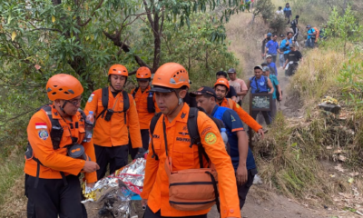 Tim SAR gabungan mengevakuasi pendaki yang terjatuh ke jurang di Gunung Agung ketinggian 2.500 mdpl