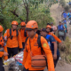 Tim SAR gabungan mengevakuasi pendaki yang terjatuh ke jurang di Gunung Agung ketinggian 2.500 mdpl