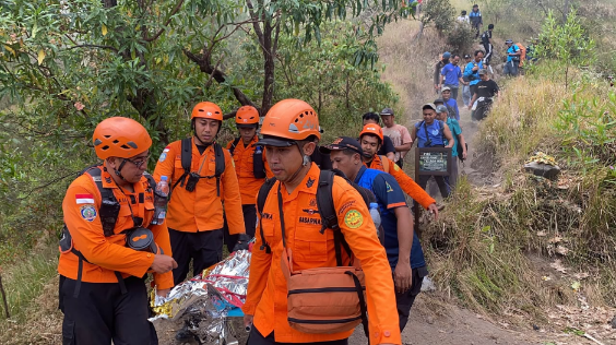 Tim SAR gabungan mengevakuasi pendaki yang terjatuh ke jurang di Gunung Agung ketinggian 2.500 mdpl