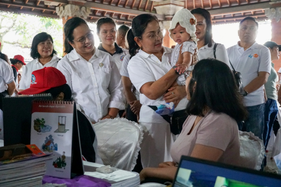 Ketua Tim Pembina Posyandu Badung Nyonya Rasniathi Adi Arnawa saat Sosialisasi Posyandu 6 SPM di Banjar Delod Pempatan Lukluk