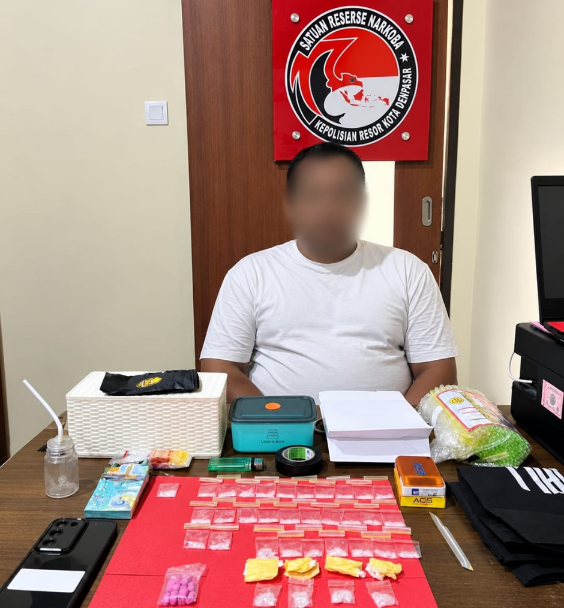 Tersangka residivis kasus narkoba bersama barang bukti sabu dan ekstasi diamankan Satresnarkoba Polresta Denpasar