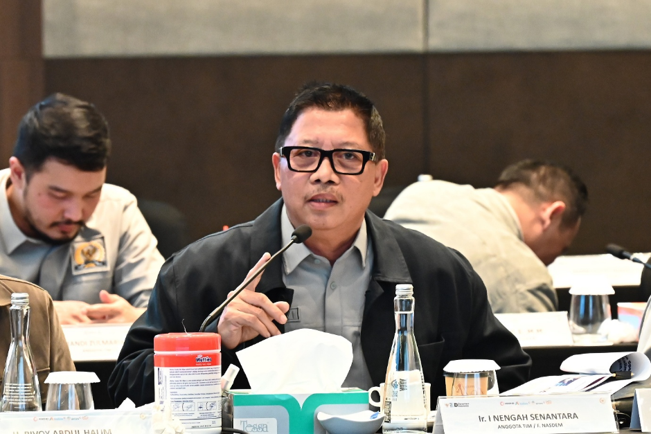 Anggota Komisi VI DPR RI I Nengah Senantara menolak usulan Kadin disejajarkan dengan lembaga negara