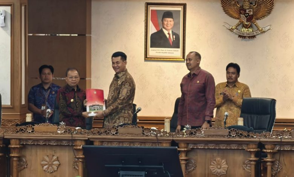 Ketua DPRD Bali Dewa Made Mahayadnya memimpin Rapat Paripurna dengan Gubernur Bali Wayan Koster di Ruang Sidang Utama DPRD Bali