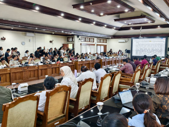 Suasana RDP Pansus TRAP DPRD Bali dengan PT BTID membahas pendalaman materi tukar guling lahan mangrove di Gedung DPRD Bali.