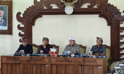 Anggota Pansus TRAP DPRD Bali I Wayan Tagel Winarta saat RDP bersama PT Pasir Toya Anyar Kubu di Ruang Rapat Banmus DPRD Bali.