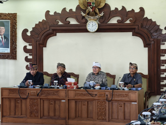 Anggota Pansus TRAP DPRD Bali I Wayan Tagel Winarta saat RDP bersama PT Pasir Toya Anyar Kubu di Ruang Rapat Banmus DPRD Bali.