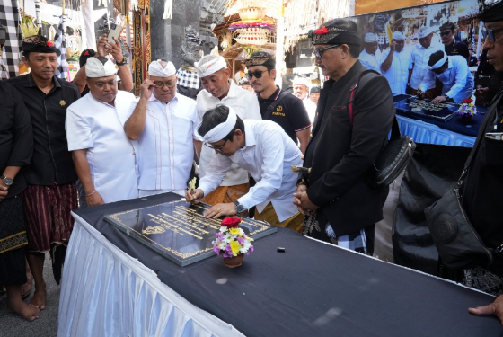 Bupati Adi Arnawa Tandatangani Prasasti Karya Pura Bualu
