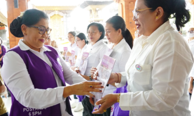 Ketua TP Posyandu Provinsi Bali Ny. Putri Suastini Koster menyerahkan bantuan dalam Aksi Sosial Membina dan Berbagi di Kota Denpasar.