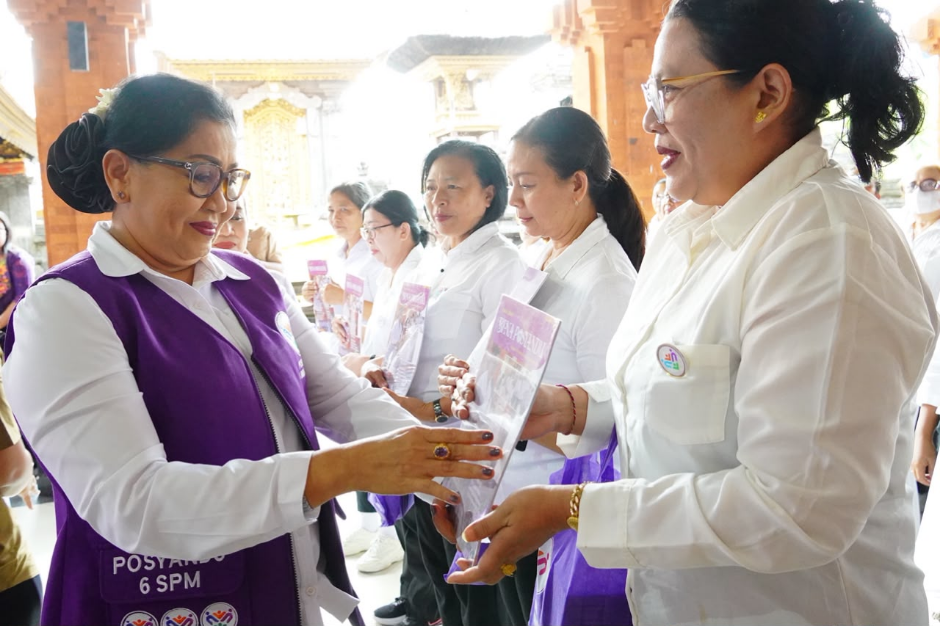 Ketua TP Posyandu Provinsi Bali Ny. Putri Suastini Koster menyerahkan bantuan dalam Aksi Sosial Membina dan Berbagi di Kota Denpasar.
