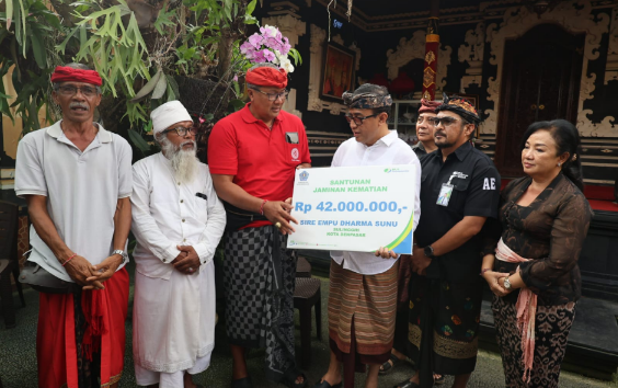 Walikota Jaya Negara Serahkan Santunan Kematian Sulinggih