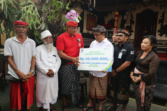 Walikota Jaya Negara Serahkan Santunan Kematian Sulinggih