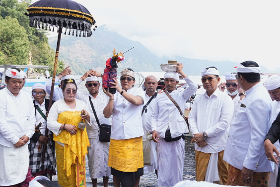 Bupati Adi Arnawa Hadiri Karya Tawur Agung di Danau Batur