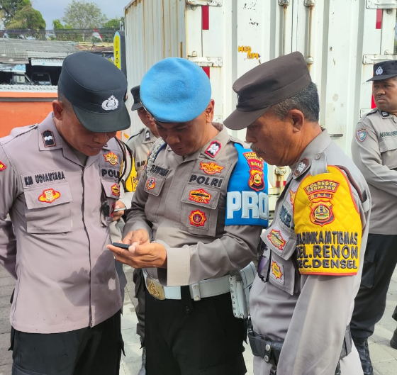 Propam Polsek Denpasar Selatan Cek HP Cegah Judi Online