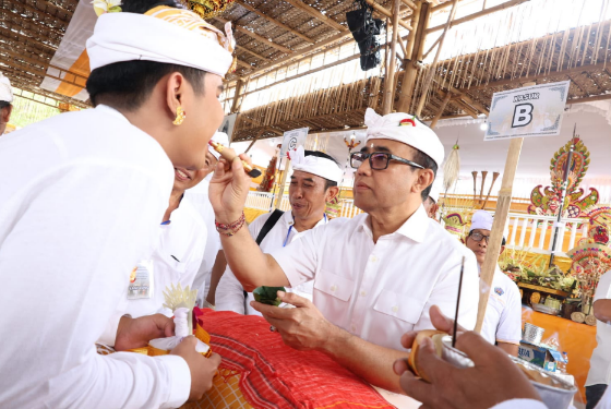 Walikota Jaya Negara Ngayah Nyangging di Karya Sesetan
