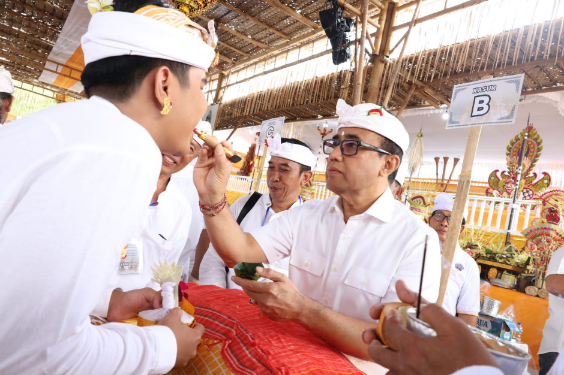 Walikota Jaya Negara Ngayah Nyangging di Karya Sesetan
