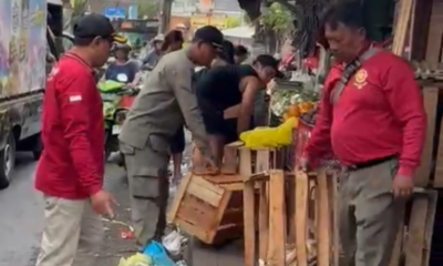 Satpol PP Denpasar Tertibkan Baliho dan Spanduk