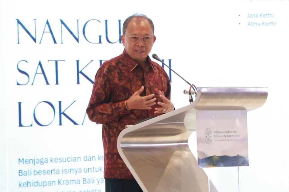 Gubernur Bali Wayan Koster memberikan sambutan Aksi Iklim Bali dalam Indonesia Carbon and Biodiversity Summit 2026 di Nusa Dua.