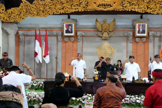 Wabup Dirga Sampaikan Jawaban Bupati atas Lima Ranperda