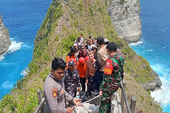 Evakuasi Korban Tewas di Tebing Kelingking Beach